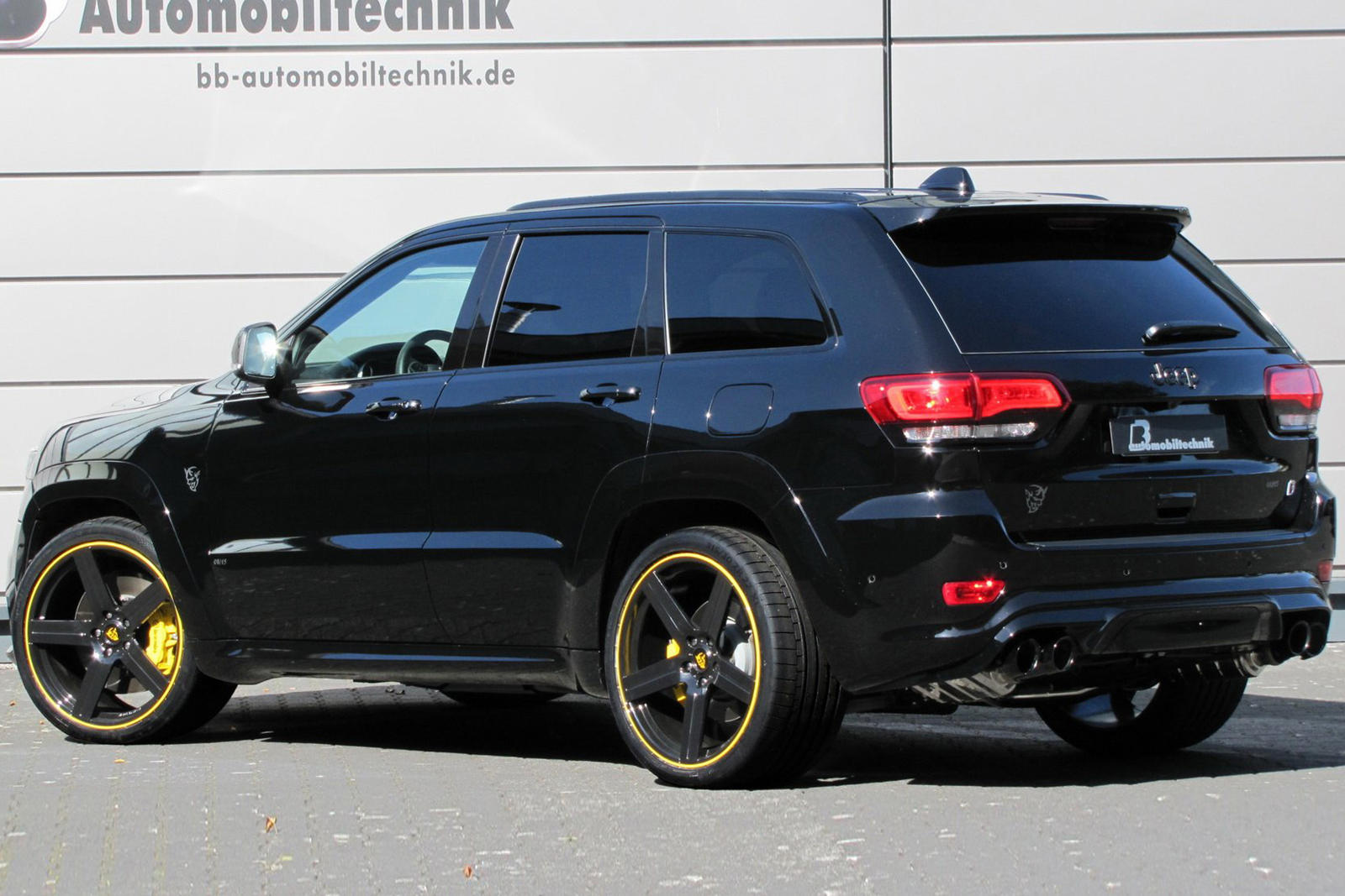 Tuned Jeep Trackhawk Hits 100 km/h in 3.4 Seconds